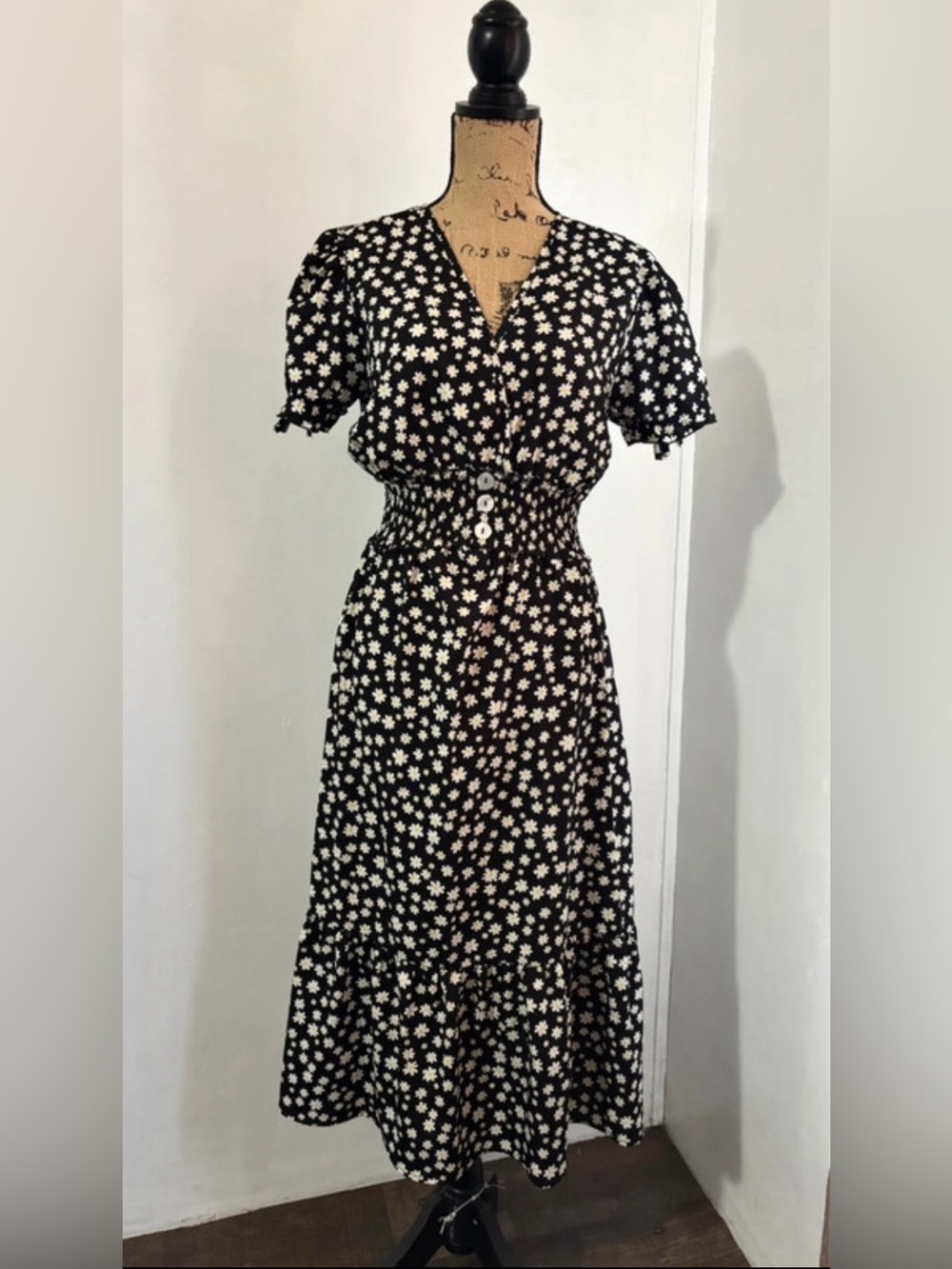 INDULGE Short Sleeve Elastic Waist Floral Print Midi Dress
Size XL